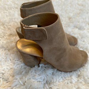 Stuart Weitzman 7 women's Suede Chunky Heel Sandal CUTE!!!